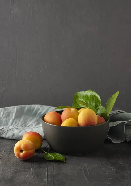 Сладкий вкусный абрикос на темной чаше серый стол летом свежая фрю — стоковое фото