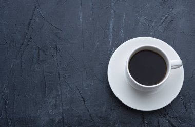 taze espresso beyaz fincan gri beton saf arka plan boş 