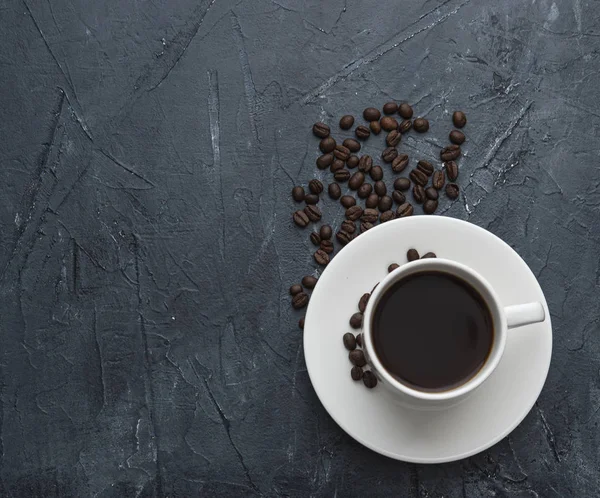 Beyaz temiz espresso fincan gri saf metin yeşil