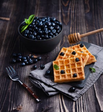 aromatik belçika waffels ve bal da taze tatlı yaban mersini