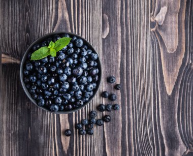 saf koyu ahşap masa üstü gri kase taze tatlı yaban mersini