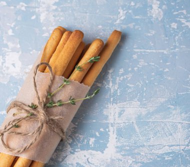 İtalyan sopa ekmek grissini geleneksel üst görünümü mavi masa polis