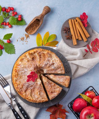 ahşap kırmızı elma ve tarçın ile aromatik ev yapımı elma pasta 