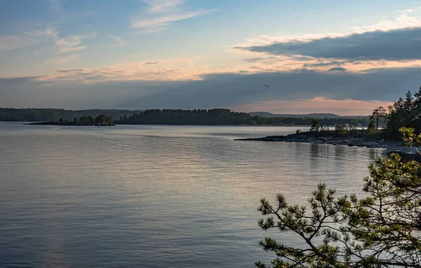 Kareliya isla blanco mar lago ladoga panorama vista noche sol — Foto de Stock