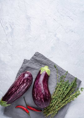 Kekik biberli iki sulu patlıcan gri bir peçetenin üzerinde yatıyor.