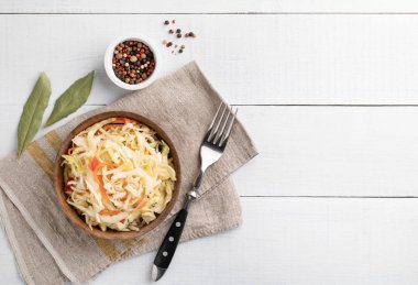 ahşap bovling masasında fotokopi alanı olan bir lahana.