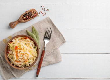 ahşap bovling masasında fotokopi alanı olan bir lahana.