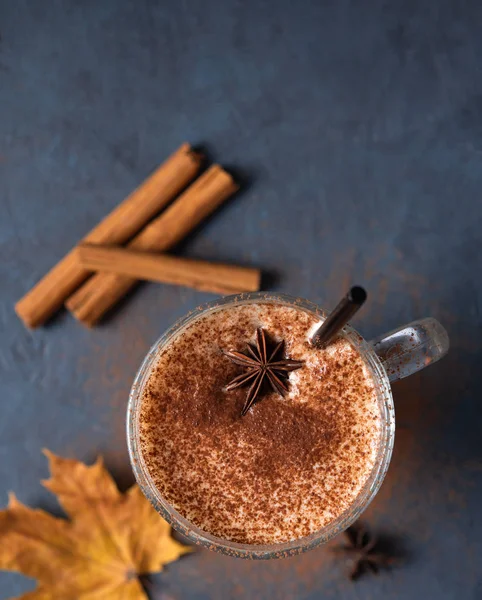 Gewürzkaffee-Latte mit Cinammon und Chokolate auf dem dunkelblauen — Stockfoto