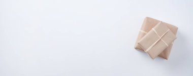 Beyaz arka planda iki el işi kutusu. Üst görünüm ve kopyalama alanı