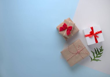 Noel dairesi, mavi arka planda sunulan kutuyla yatıyordu. Üst görünüm