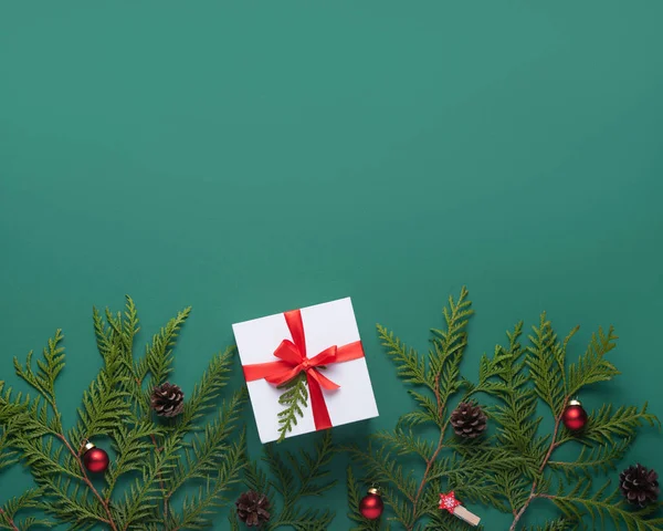 Flat lay christmas background with green tree, toy and present. — Stock Photo, Image