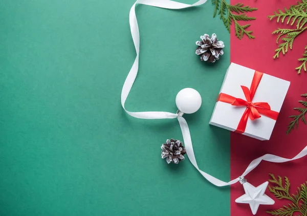 Plat fond de Noël laïc avec cadeau, jouets sapin et cône de pin — Photo
