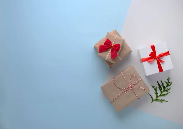 Pose plate de Noël avec des cadeaux de boîte sur fond bleu. Vue du dessus — Photo