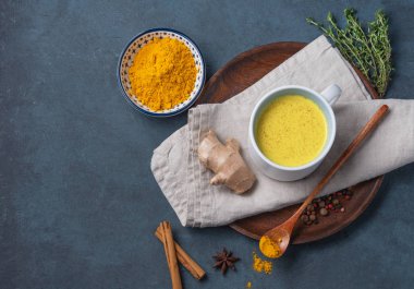 Zerdeçal ve sinamonlu altın süt. Diyet, sağlıklı ve detoks.