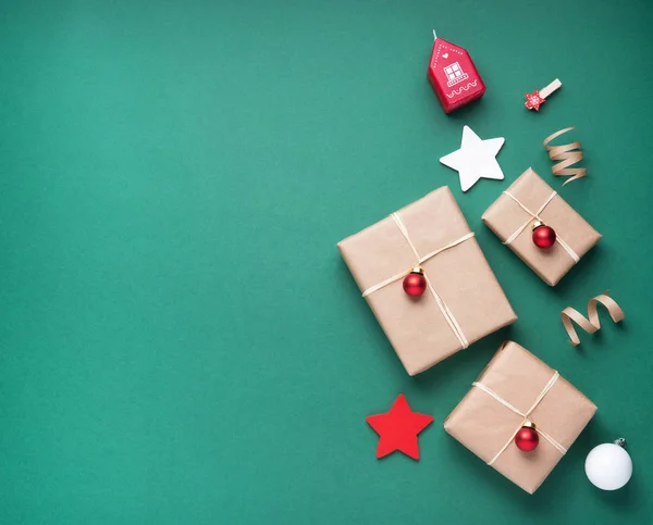 Plat fond de Noël laïc avec des cadeaux d'artisanat et des jouets. Vue du dessus — Photo