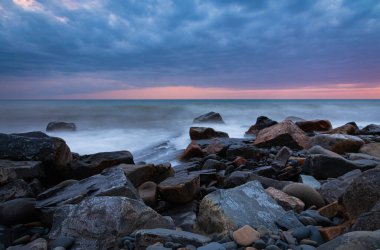 Karadeniz kıyısında güzel bir yaz günbatımı. Rusya, Krasnodar bölgesi