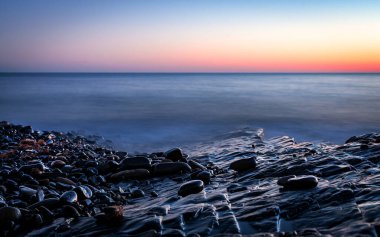 Karadeniz kıyısında güzel bir yaz günbatımı. Rusya, Krasnodar bölgesi