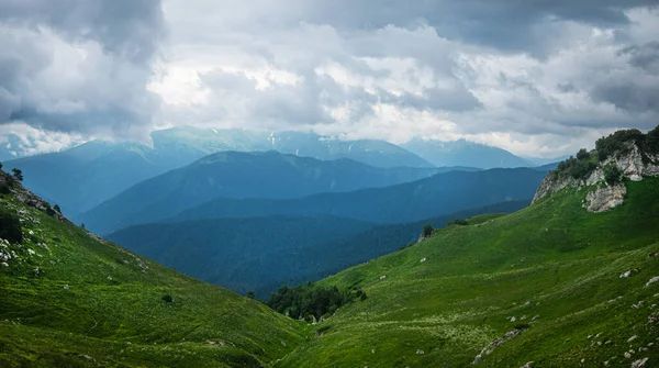 Gyönyörű Hegyvidéki Táj Egy Felhős Nyári Napon Adygea Köztársaság — Stock Fotó