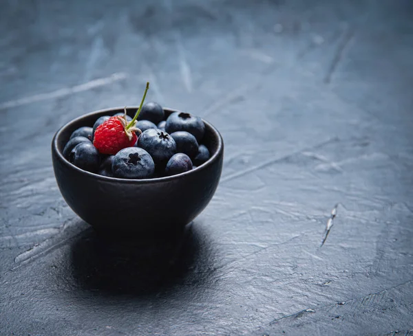 Fresh Sweet Blueberry Black Bowl Raspberry Dark Background Close Copy — Stock Photo, Image