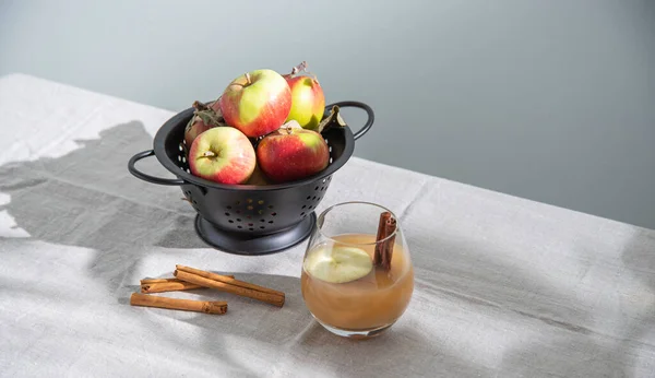 Vaso Bebida Manzana Caliente Recién Hecha Con Rodajas Manzana Canela — Foto de Stock