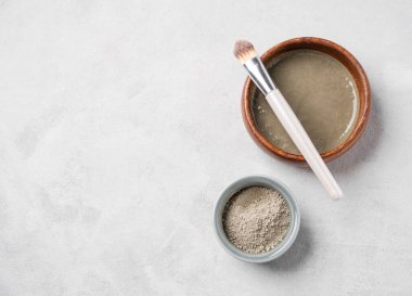 Hafif arka planda fırçalı mavi kil. Ev yapımı cilt bakımı organik kozmetik ürünleri. Üst görünüm ve kopyalama alanı.