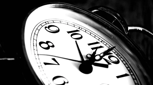 黒と白の古い目覚まし時計 — ストック写真