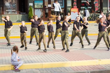 Gençler sokakta sokak dansları yapıyor. Biraz g odaklanın
