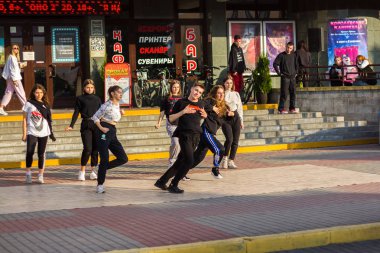 Gençlik grubu eğlenceli dans sokak dansları var.