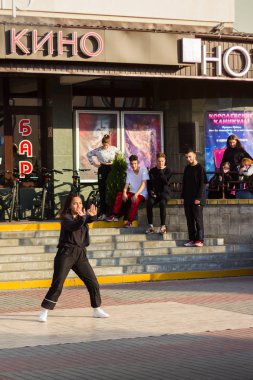 Sokakta sokak dansı olan kız.