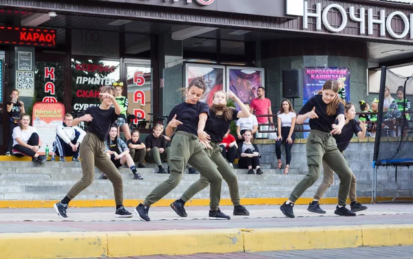 Grupo de jóvenes bailan danza callejera en la calle Grodno . — Foto de Stock