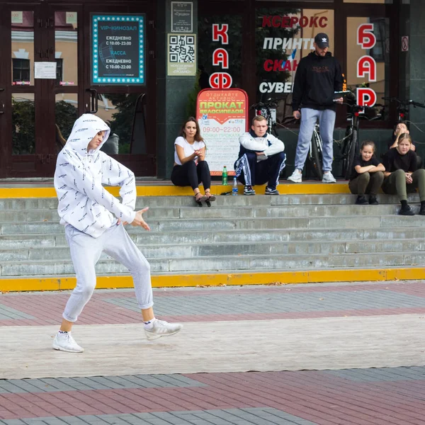 The guy is dancing street dances. — Stock Photo, Image