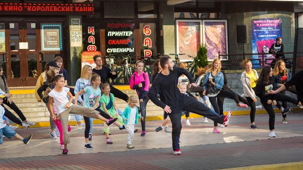 Flashmob danse de rue dans la ville de Grodno . — Photo