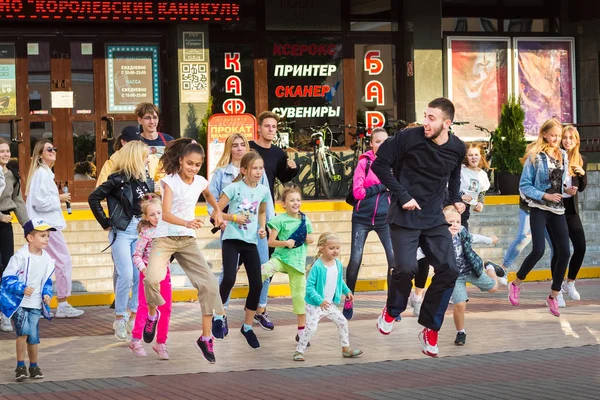 Flashmob baile callejero en la ciudad . — Foto de Stock