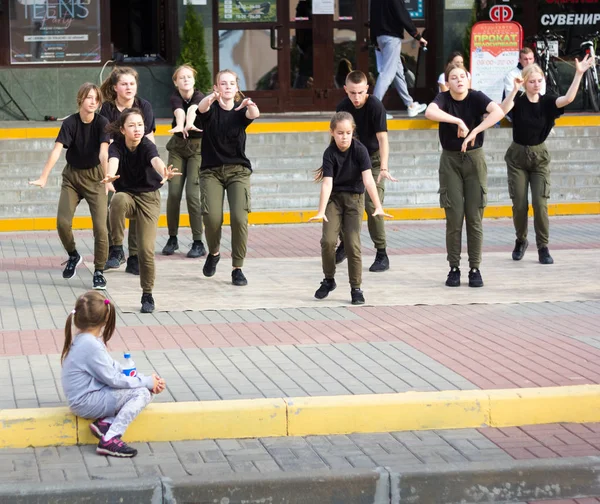 Adolescenţii dansează dansuri de stradă. O fată se uită în apropiere . — Fotografie, imagine de stoc