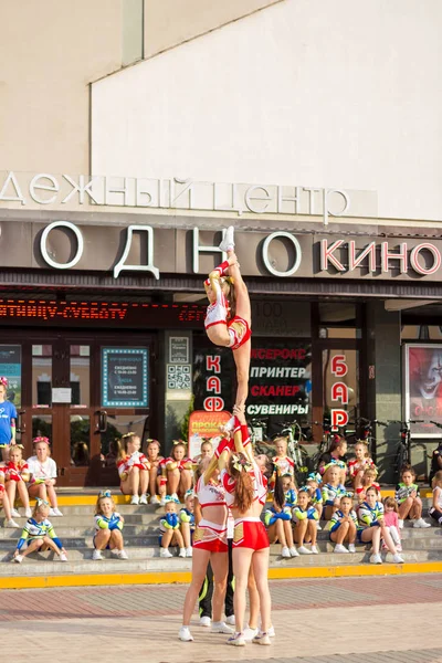Actuación de porristas en la ciudad de Grodno . — Foto de Stock
