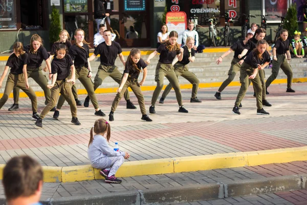 Los adolescentes están bailando bailes callejeros y una chica está mirando cerca — Foto de Stock