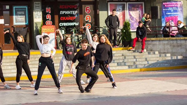 Danse de groupe de jeunes danses de rue . — Photo