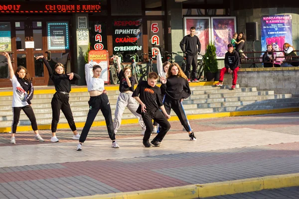 Groupe de jeunes danse de rue cool . — Photo