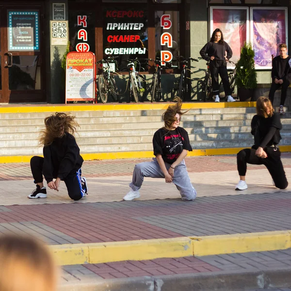 Trois filles dansent dans la rue . — Photo