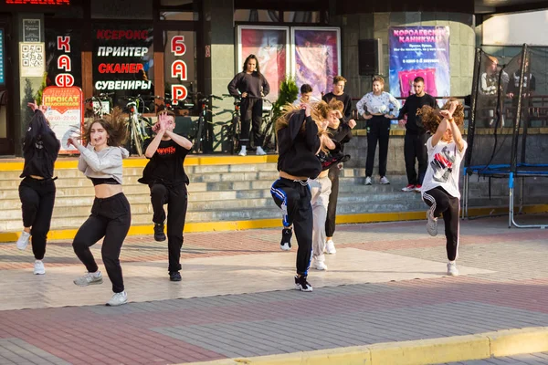 Groupe de jeunes ont plaisir danse incendiaire danses de rue . — Photo
