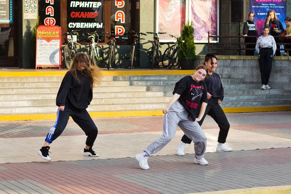 Trois filles font des danses de rue incendiaires . — Photo