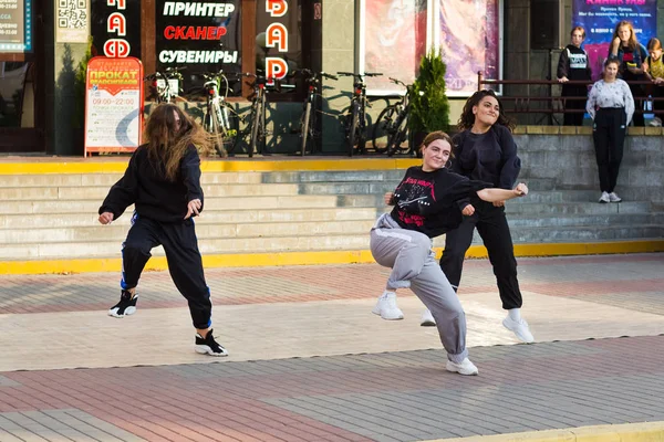 Trois filles s'amusent danse incendiaire danses de rue . — Photo