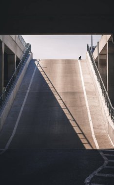 Otoparktan çık. İkinci seviyeye git.