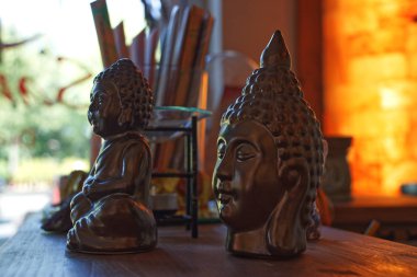 Buda heykelleri önünde bir pencere makro closeup sayaçta