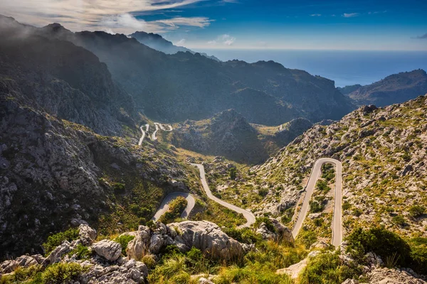 Weiter Blick auf die Straße coll dels reis, dahinter das Meer Stockbild