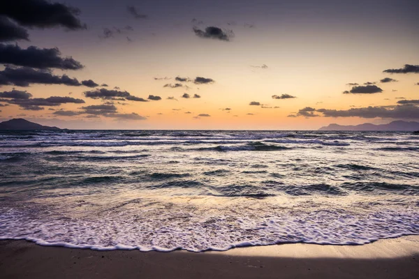 Схід сонця на пляжі, Плайя-де-Муро, Алькудія, Майорка — стокове фото