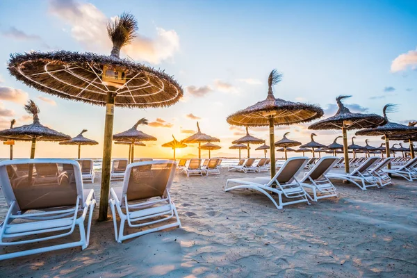 Playa de Muro, Alcudia, Mallorca üzerinde Şezlonglar