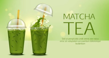 Paket fincan içinde buz küpleri ile Matcha yeşil çay