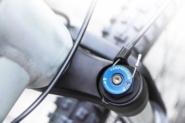 Dağ bisikleti tekerleği, şok emici ve teçhizat detayı, yüksek ve düşük hızda sıkıştırma ile ayarlanabilen dağ bisikleti ön süspansiyonunun üst kapağını yakın çekim