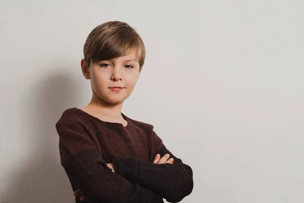 Portret Ładny Chłopiec Brązowy Sweter Rękami Skrzyżowanymi Piersi Zimne Spojrzenie — Zdjęcie stockowe